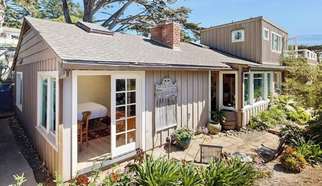 Surf-side monthly rental with ocean views, beach access & private hot tub