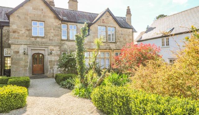 SURF SONG, pet friendly, with pool in Penzance