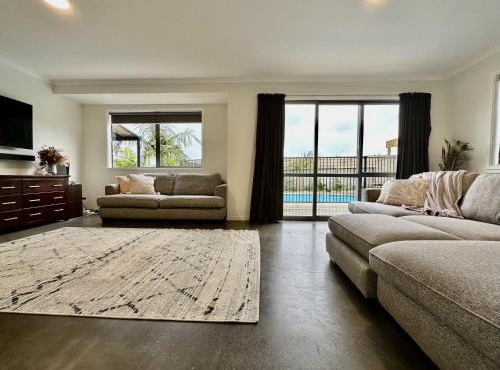 Surf Stay Ahipara - 200m to the beach 2m to the pool