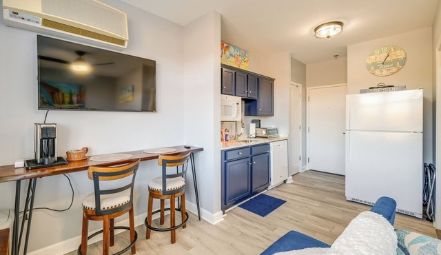 Surfboard-Themed Huddleston Studio w/Beach Access