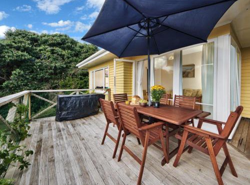 Surfer's Sunshine Cottage - Piha Holiday Home