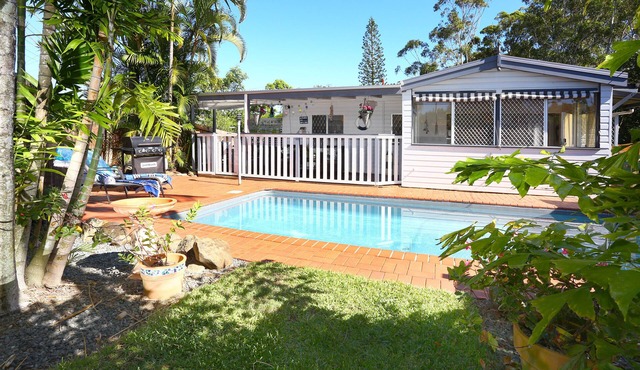 Surfers Beach style Cottage Pet Friendly