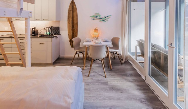 Surfers Deck | Terrace & Lake View