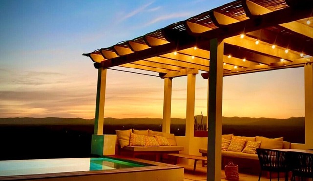 Surfers Hideaway · Private Garden Retreat · Walk to Beach · Pool & Jacuzzi