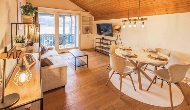 Surfers Lodge | Lake View & Pool