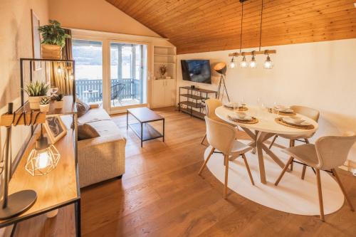Surfers Lodge near Interlaken, at lake with pool