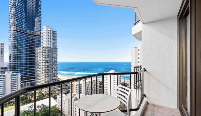 Surfers Paradise Studio Apartment with Ocean Views