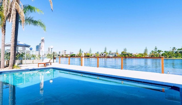 Surfers Paradise Unique 7-Bedrooms Waterfront Holiday Home