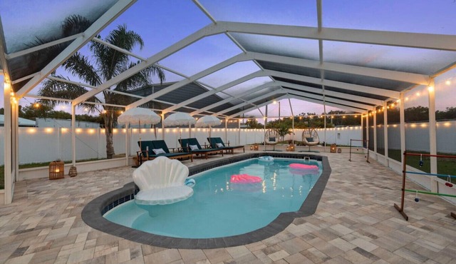 Surfs Up! Heated Pool+Golf+Games, Sleeps 10, 15 min to beaches!