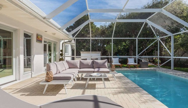 Surfs Up - retreat at the beach with heated pool