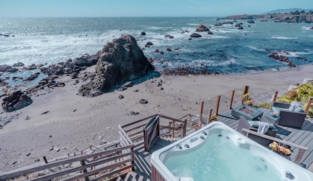 Surfscape Beach House, Private Beach & Ocean views