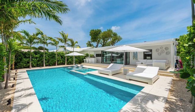 Surfside Beach Bungalow - heated saltwater Pool & Spa! 2 blocks from the beach!