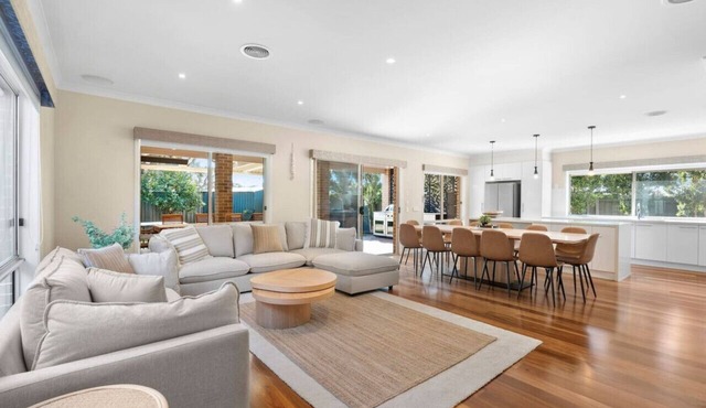 Surfside Haven - 100m to beach - sleeps 12!