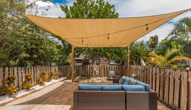 Surfside Hideaway🏄‍♂️ – Newly Renovated 3 Bedroom Townhouse