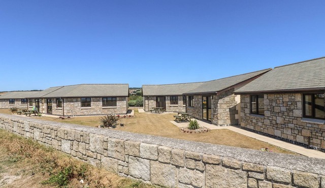 SURFSIDE, pet friendly, country holiday cottage in Marazion