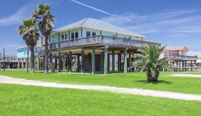 Surfside Retreat - Great Views & Steps from Beach
