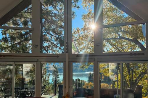 Surreal Feel Lakeview Chalet