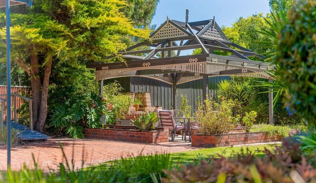 Surrey Family Home Pet Friendly With Free WiFi