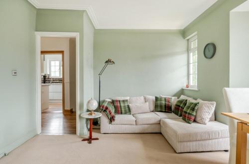 Surrey's Charming Modern Maisonette with Parking - Pass the Keys