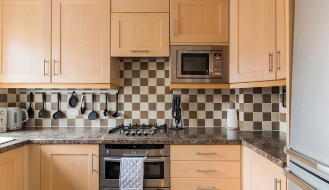 Surrey Stays- Sleeps 5, 2 spaces, RH1, near LGW