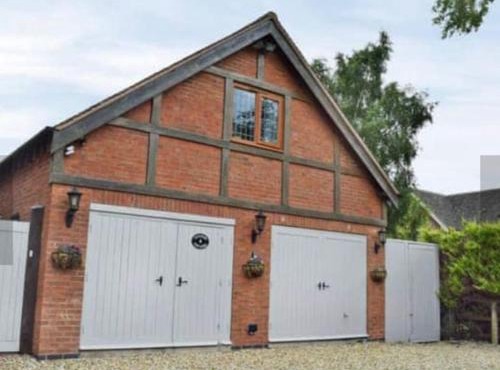Surrounded by fields just 3 miles from Stratford - upon Avon - Alveston Pastures Retreat