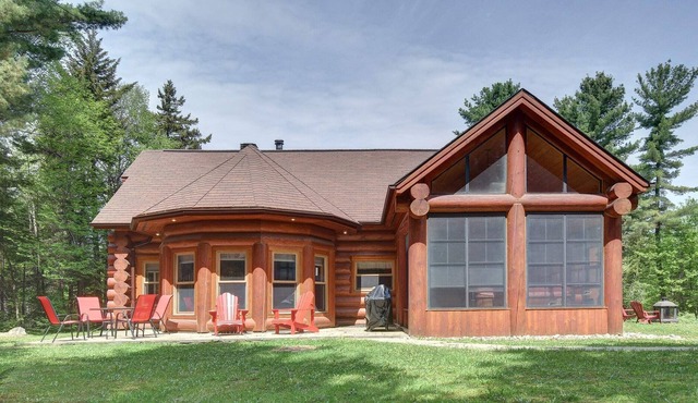 Surrounded by nature, lake access and hot tub