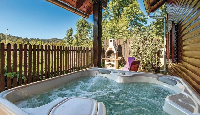 Surrounded by nature, this friendly wooden house welcomes you in Belo Selo.