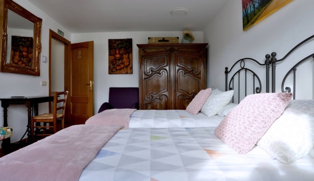 Surrounded by nature with 3 bedrooms, 3 bathrooms, kitchen-dining room and garden & BBQ.