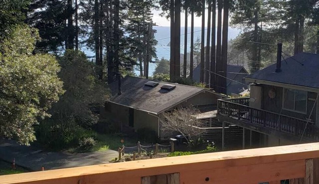 Surrounded by Redwoods with Ocean View & beach access