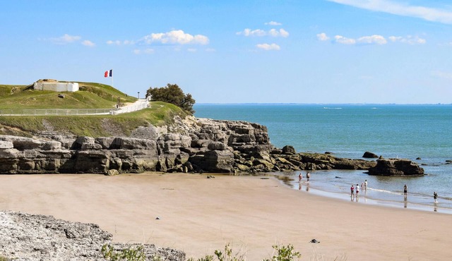 Surrounded by several lakes, this bright vacation home is set in family-friendly grounds.