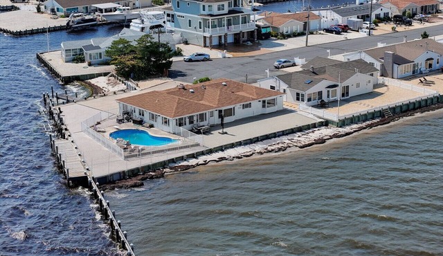 Surrounded by the bay with pool!