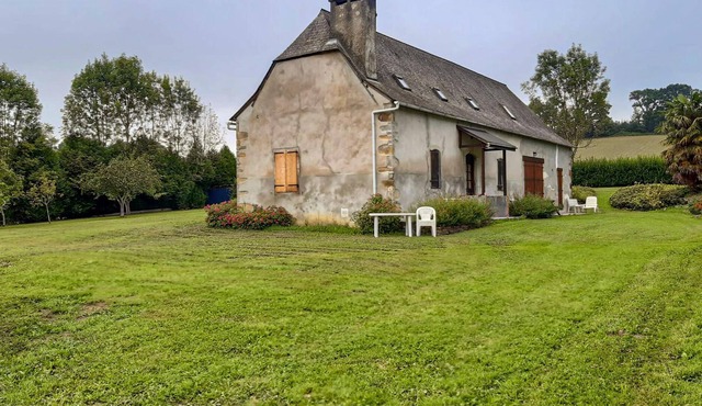 Surrounded by the beautiful mountain scenery of the Pyrenees, this charming stone house welcomes you