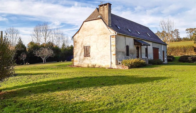 Surrounded by the beautiful mountain scenery of the Pyrenees, this charming stone house welcomes you