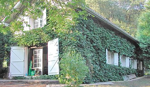 Surrounded by the mountains of the Basque Country, located in the popular Palombières Pass not far f