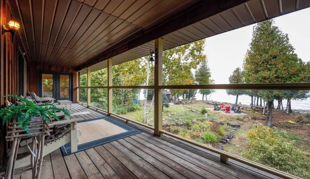 Surrounded by water, w/hot tub & lounges