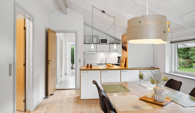 Surrounded by waters, forests and meadows, this friendly cottage welcomes you.