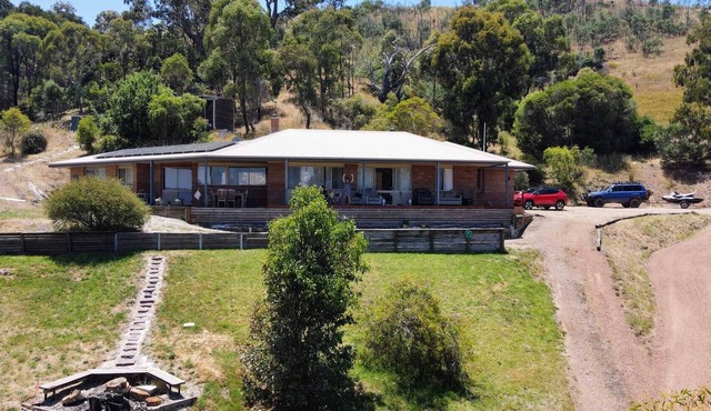 Sustainable retreat on 20 acres of lake hillside