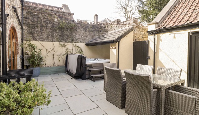 SUTHERLAND BARN, pet friendly, character holiday cottage in Hutton