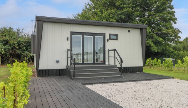 SUTTON FIELDS CHALET, pet friendly, with a garden in Frodsham