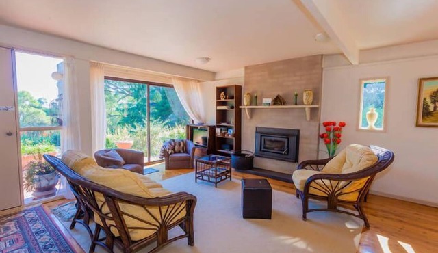 Sutton Tops Cottage located in Sutton Forest