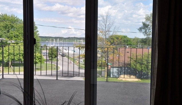 Suttons Bay-across from Marina Park/Beach/By wineries, Brewery/Beautiful Sunrise