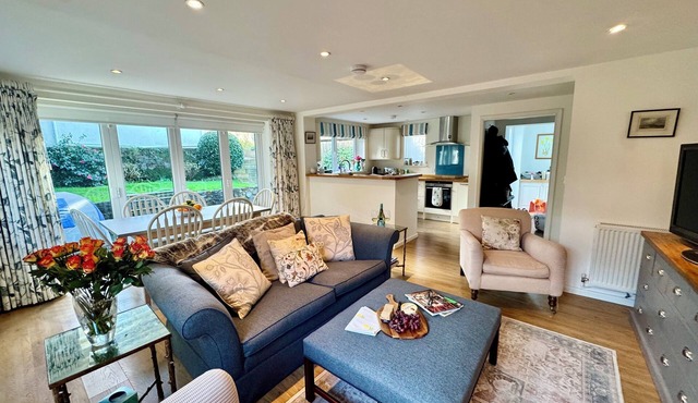 Suzetta fabulous holiday home, quietly central, private parking, pet friendly