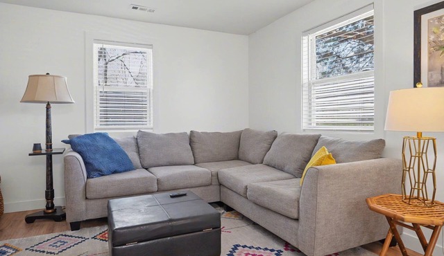Suzie’s Place—-Charming 2-bedroom house in Lawrence. Minutes north of Downtown.
