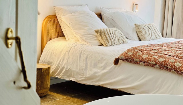 SUZON apartment, pool view. Between Bordeaux and Saint Emilion.