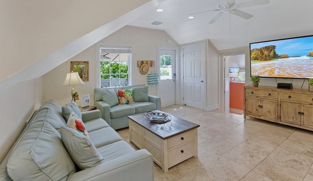 *SUZY'S PARROT PERCH @ OLD TOWN* Cozy 2nd Floor Condo + LAST KEY SERVICES.