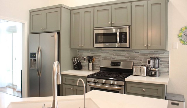 SVS: 4 Bedroom Henderson Home with Pool Table & Mini Golf