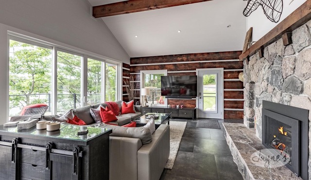 SW Exposure at this 4 bdrm, 3 bath cottage with stunning views of Lake Muskoka!