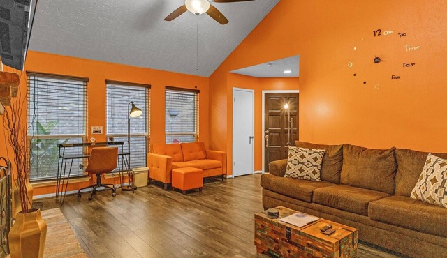 "SW Houston Eclectic Living" Long Stays Welcome!