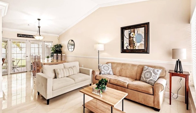 SW Miami Oasis with playroom & basketball hoop