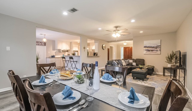 SW Retreat | Sleeps 9 | King Bed | Pet-Friendly | High-Speed WiFi